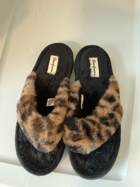 Dearfoams Women’s Large (9-10) Furry Leopard Thong Slippers
